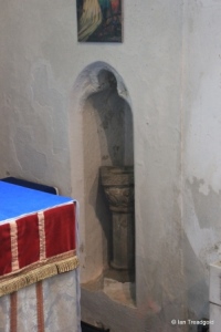 Henlow - St Mary. South aisle, piscine