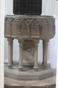 Luton - St Mary. Font.