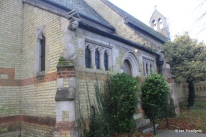 Luton - Biscot, Holy Trinity.  North side vestry.
