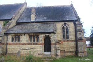 Luton - Biscot, Holy Trinity.  Chancel from the south.