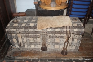 Meppershall - St Mary. Ancient chest.