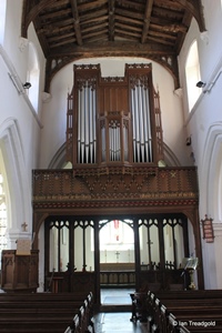 Arlesey, St Peter. Chancel arch and organ.