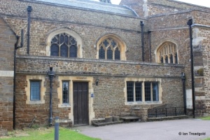 Biggleswade - St Andrew. Chancel and vestry from the north.