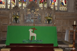 Biggleswade - St Andrew. Altar and reredos.