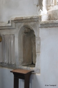 Blunham, St Edmund or St James. Chapel, piscina.