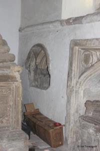Toddington - St George. Cheney chapel, piscina.