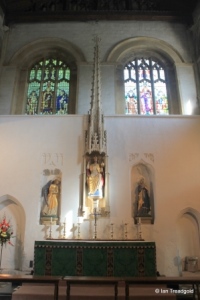 Dunstable - Priory Church of St Peter. Altar.
