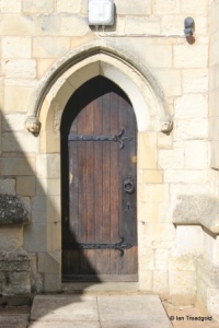 Eaton Bray - St Mary the Virgin. Chancel, priest's door.